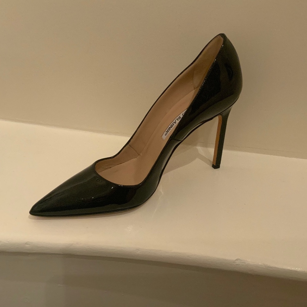 Manolo Blanik, size 37.5, Black Patent Leather pumps